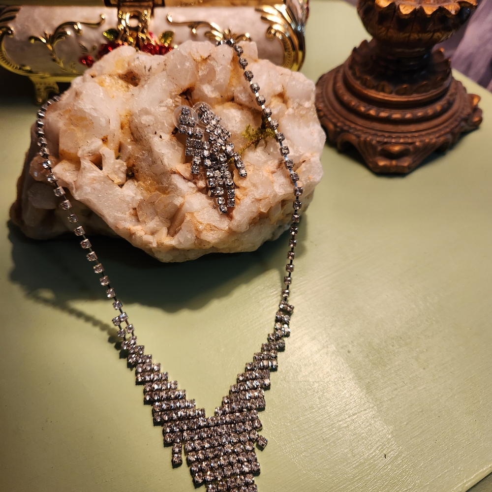 🎀Elegant Silver Necklace/ Earring Set🎀